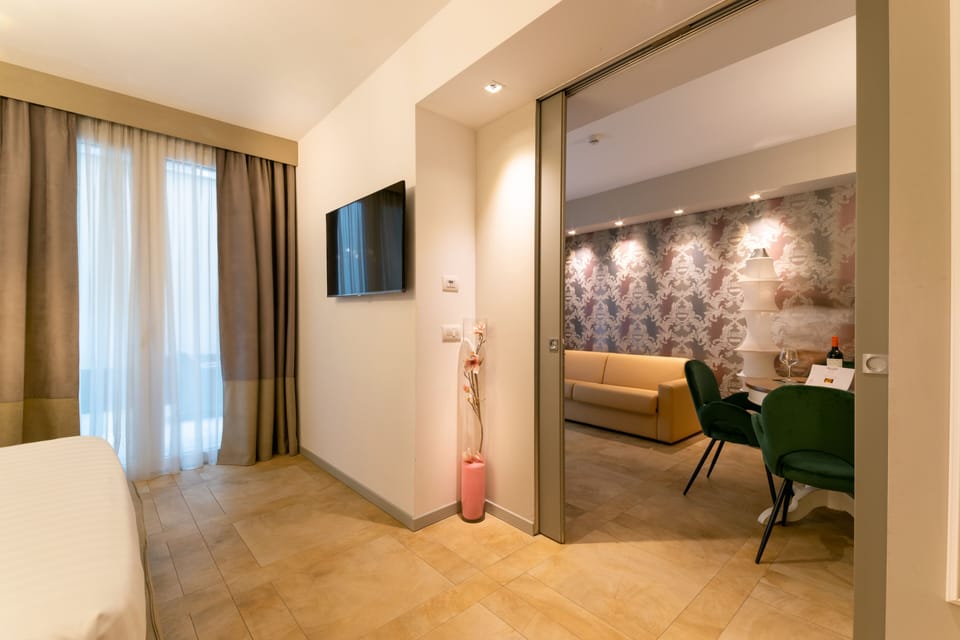 Suite Magnolia | Down comforters, minibar, in-room safe, desk