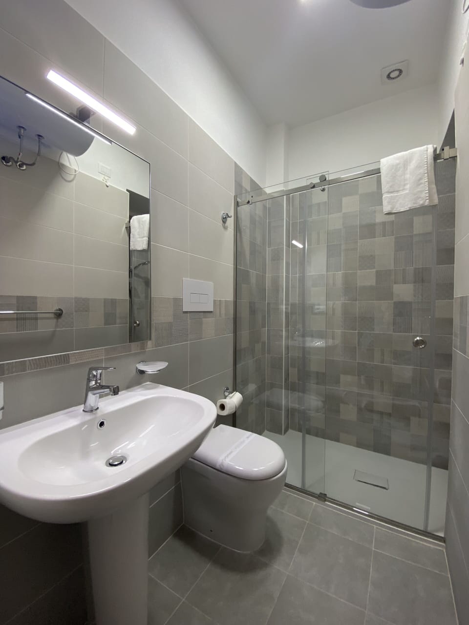 Triple Room | Bathroom | Combined shower/tub, free toiletries, hair dryer, bidet