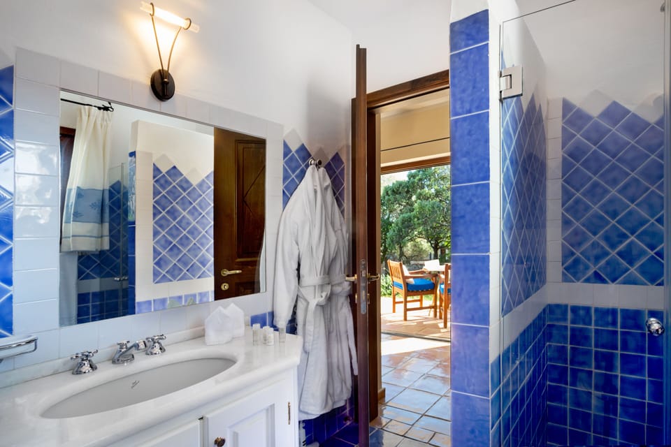 Standard Double or Twin Room | Bathroom | Free toiletries, hair dryer, bidet, towels