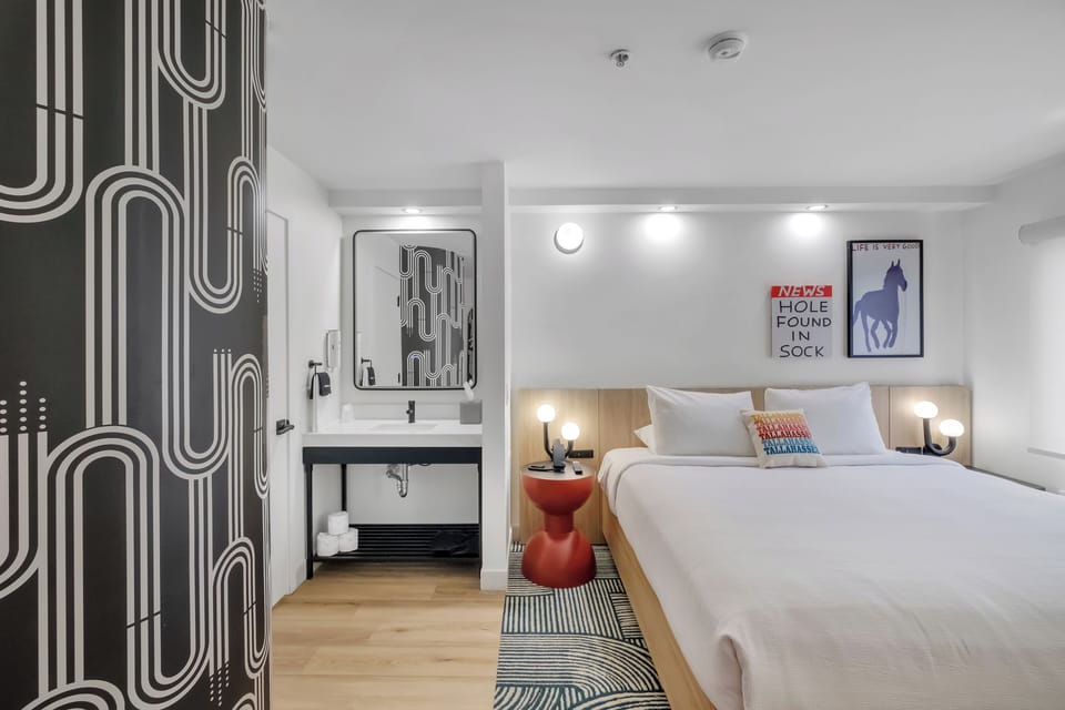 Standard Room, 1 King Bed | In-room safe, desk, laptop workspace, blackout drapes