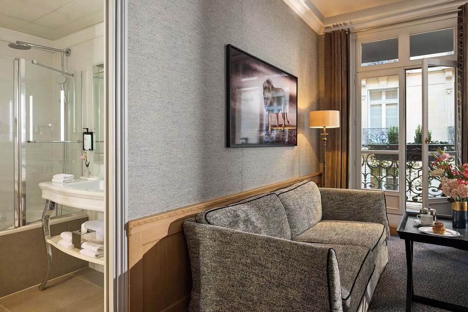 Luxury Junior Suite with Balcony, King Bed | Premium bedding, down comforters, pillowtop beds, minibar