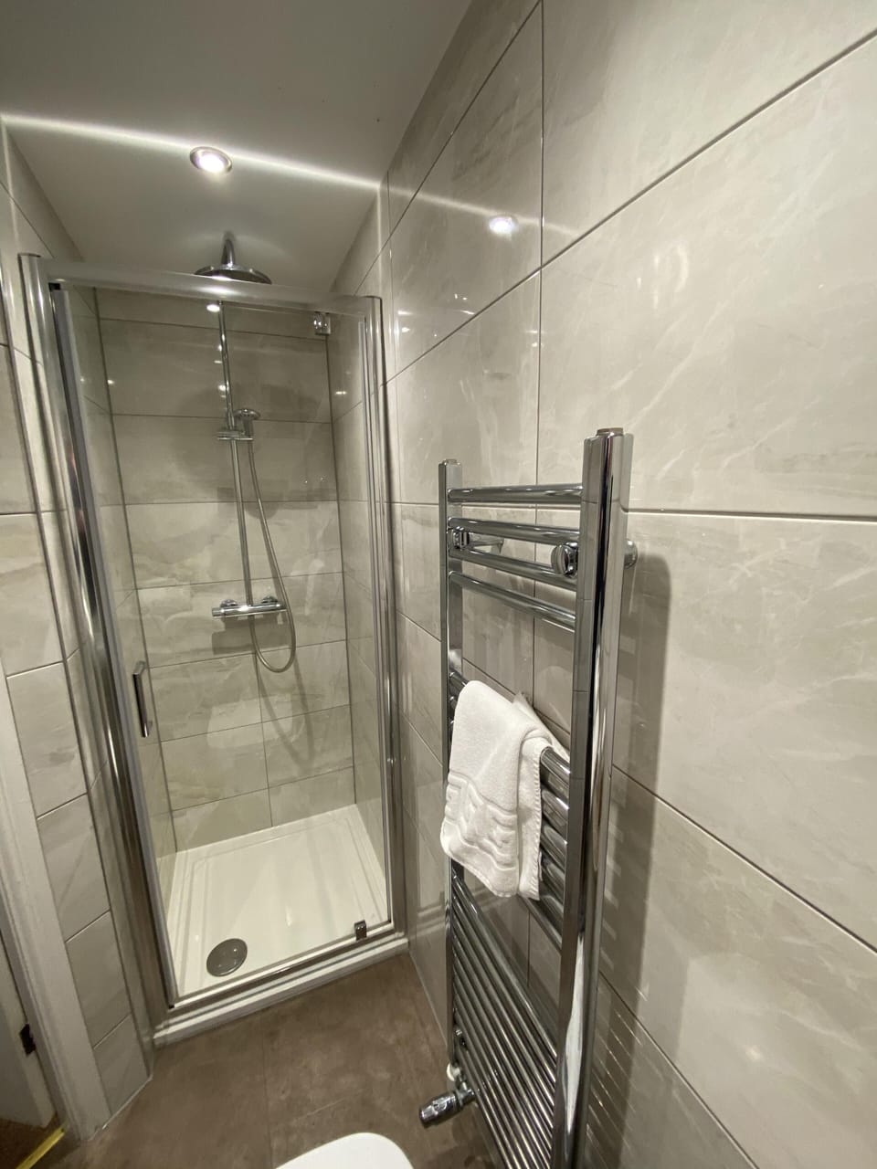 Double Room, Ensuite | Bathroom | Shower, free toiletries, hair dryer, towels