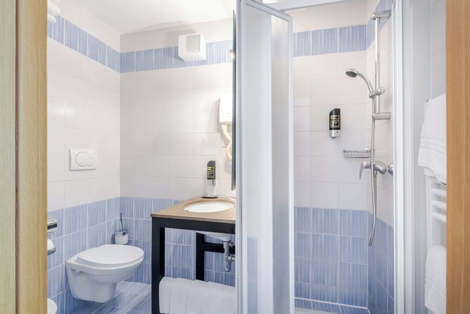 Quadruple Room | Bathroom | Shower, towels