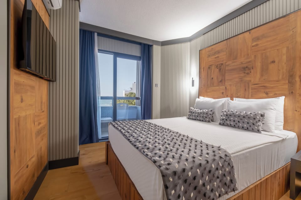 Minibar, free WiFi, bed sheets