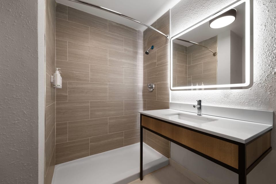Room, 1 Double Bed, Accessible, Non Smoking | Accessible bathroom