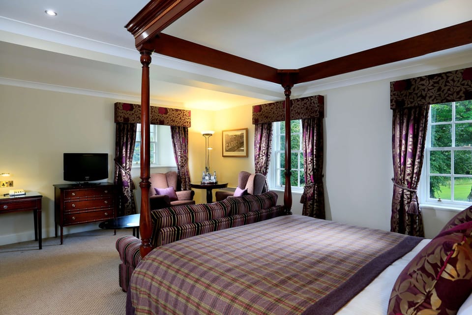 Premium bedding, in-room safe, individually decorated