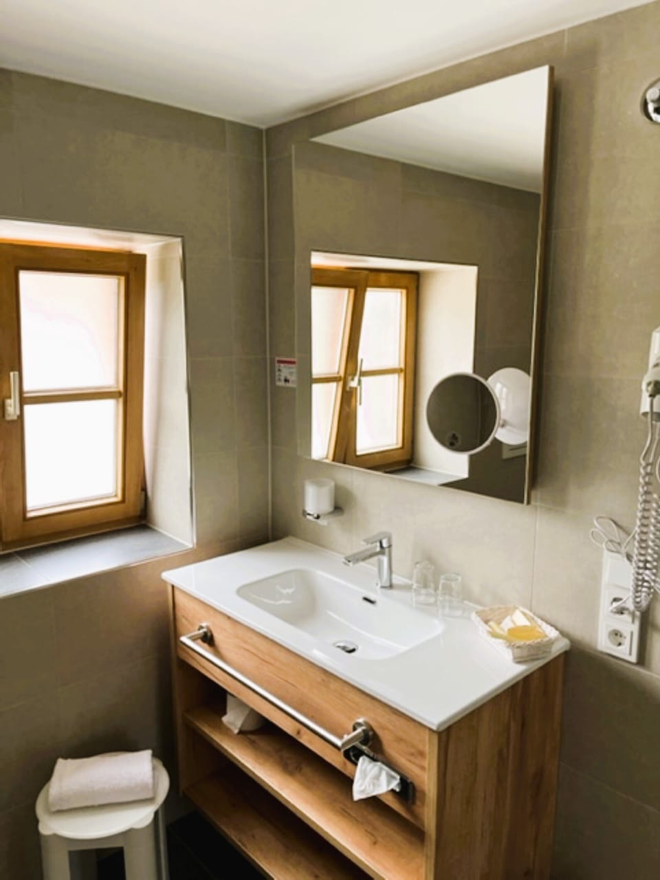 Family Room | Bathroom | Shower, free toiletries, hair dryer, slippers