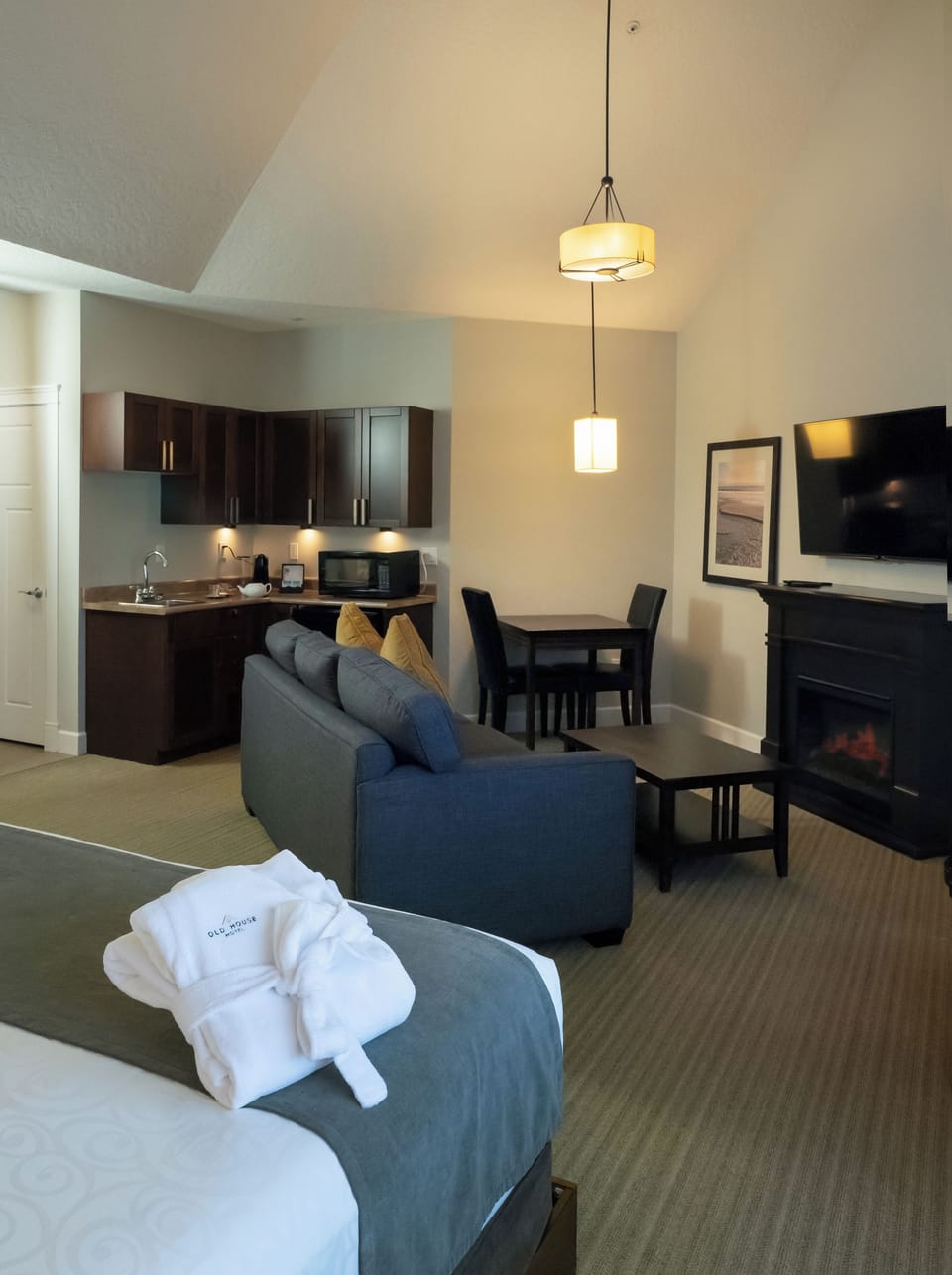 Microwave, coffee/tea maker, electric kettle, toaster