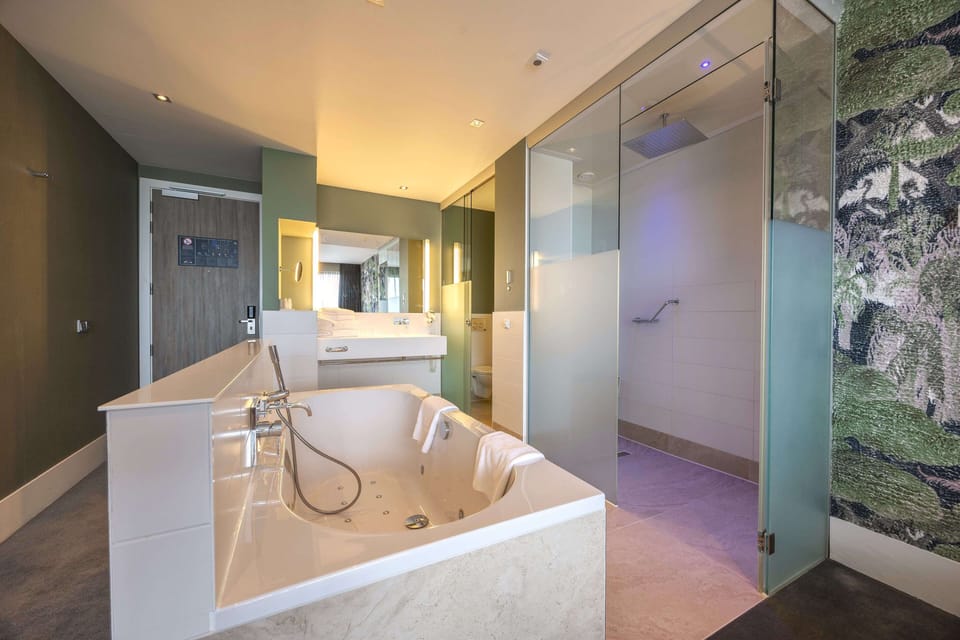 Suite | Premium bedding, pillowtop beds, minibar, in-room safe