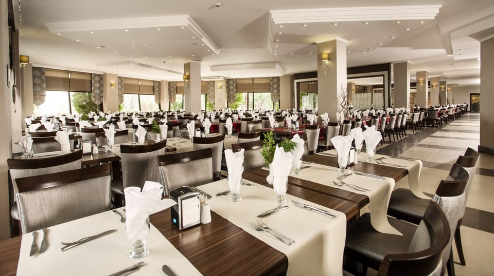 3 restaurants, breakfast, lunch, dinner served; seafood