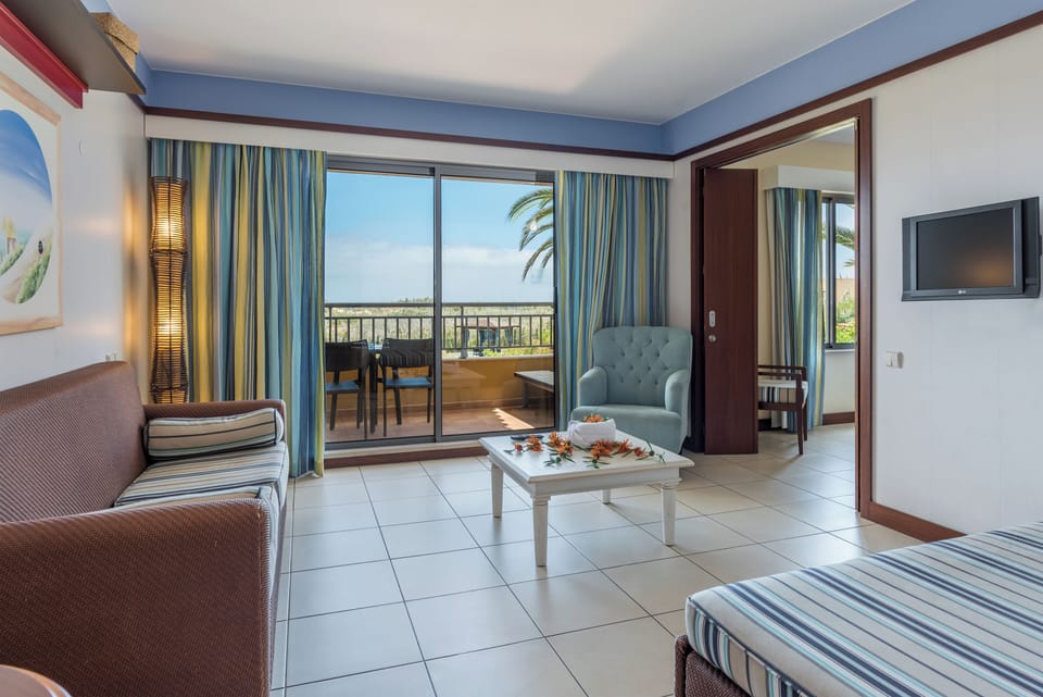 Suite, 1 Bedroom | Minibar, in-room safe, desk, blackout drapes