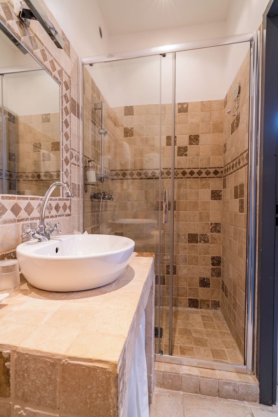 Separate tub and shower, free toiletries, hair dryer, bathrobes