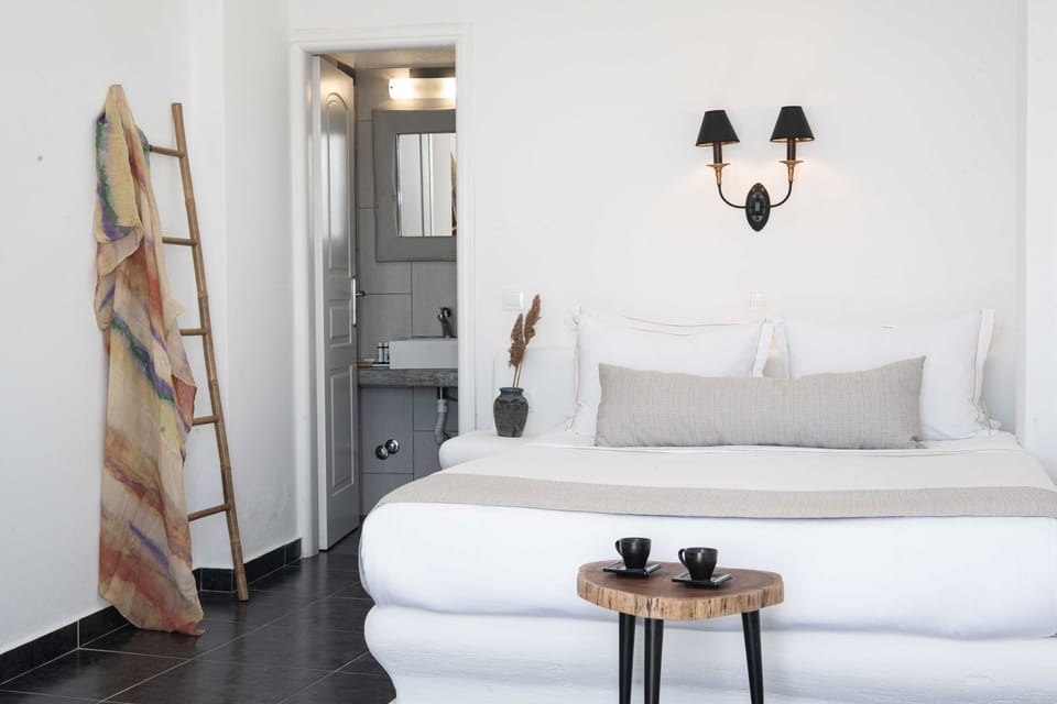 Classic Cave Room with Sea View & Caldera View | In-room safe, soundproofing, iron/ironing board, free WiFi