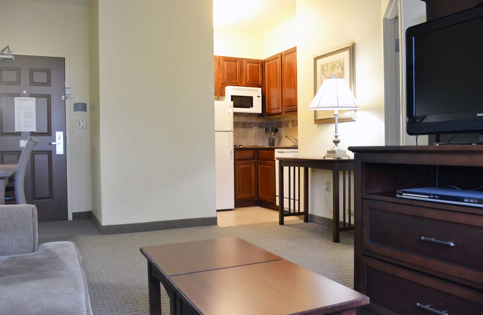 Suite, 1 Bedroom, Kitchen | Private kitchenette | Coffee/tea maker, full-size fridge, microwave, stovetop