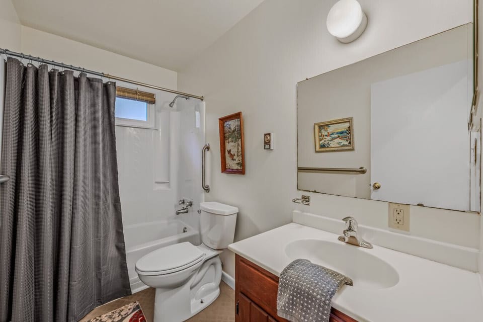 Full Bathroom with shower / tub combo