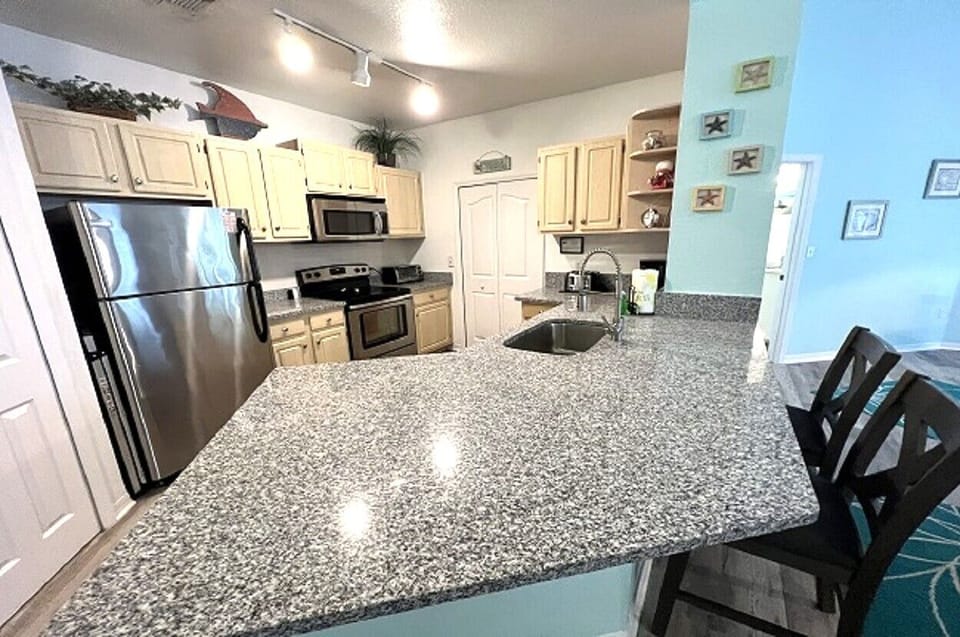 Full Kitchen with Counter Seating !