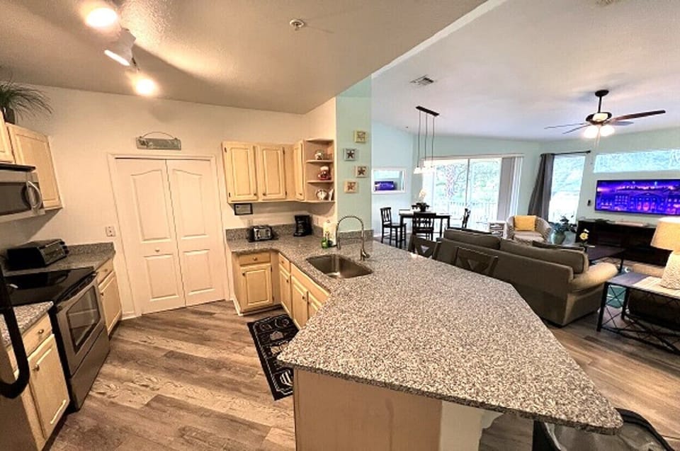 Microwave, Stove, Coffee Maker, Pots, Pans, Dishes, Glassess and so much more !