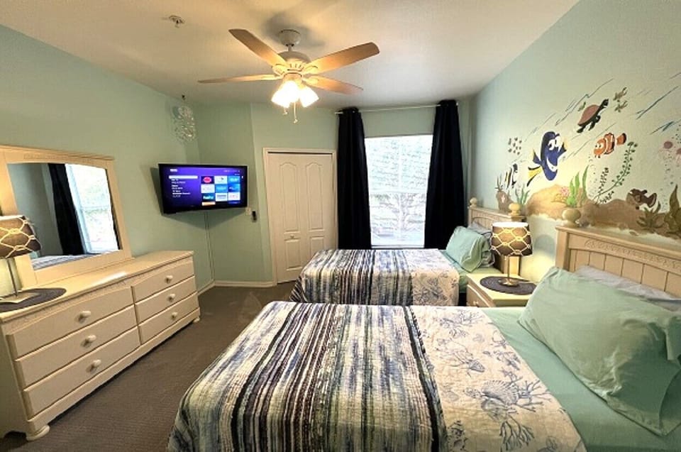 55" Flat Screen Roku Tv, Ceiling Fan and Large Walkin Closet !