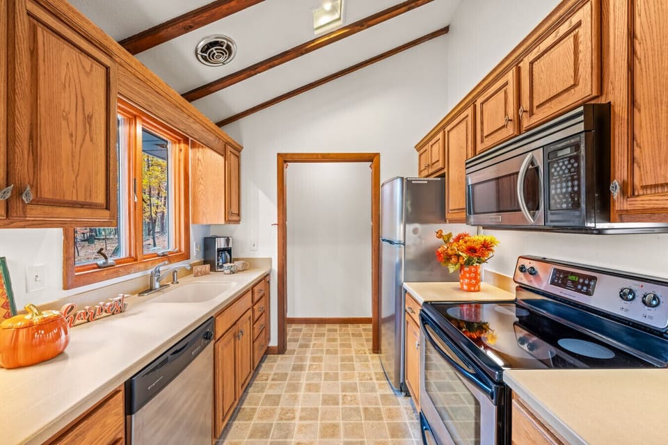 Full Kitchen with Dishwasher