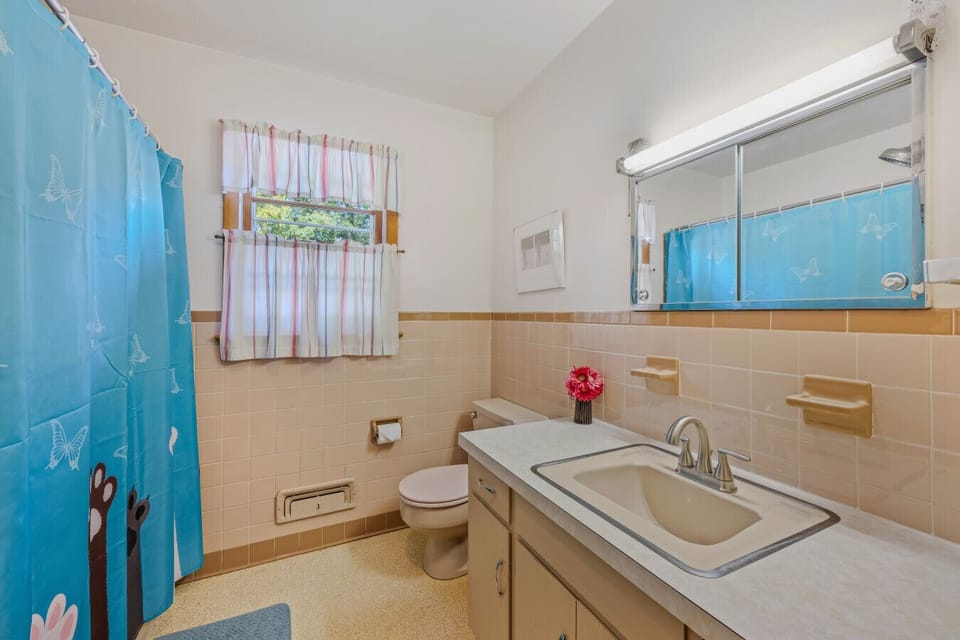 Full Bathroom w/Tub & Shower Combo