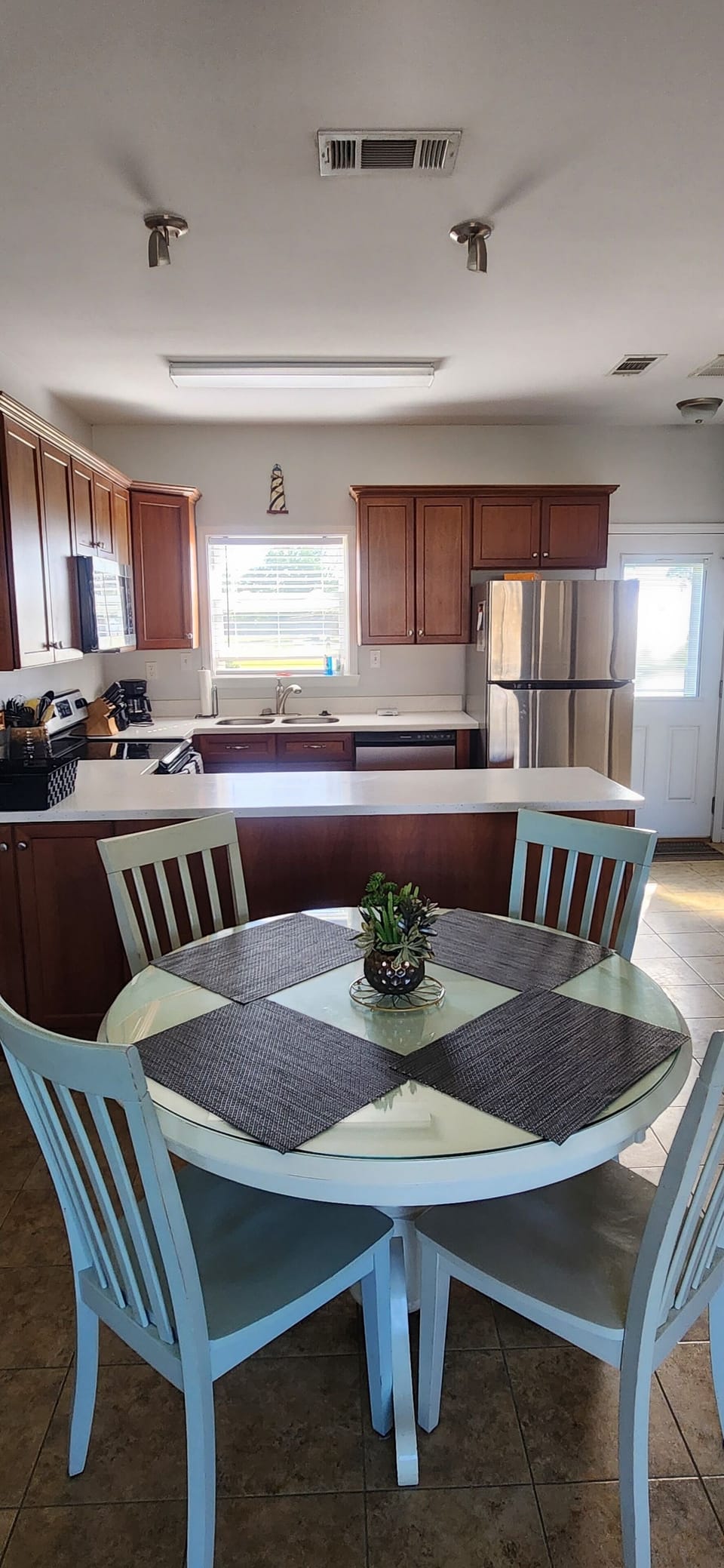 Dining/kitchen
