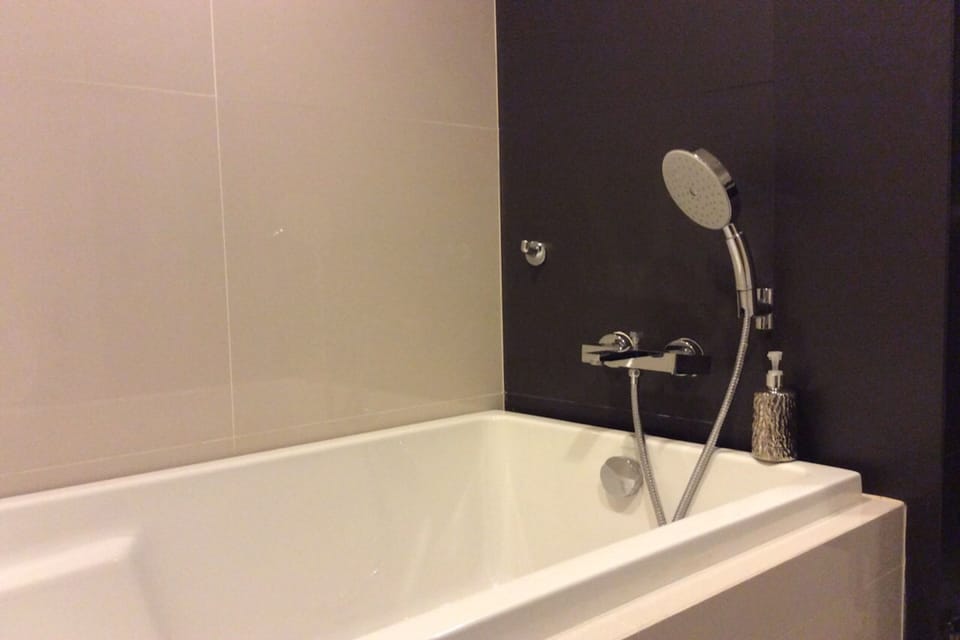 2 Bedroom Apartment | Deep soaking bathtub