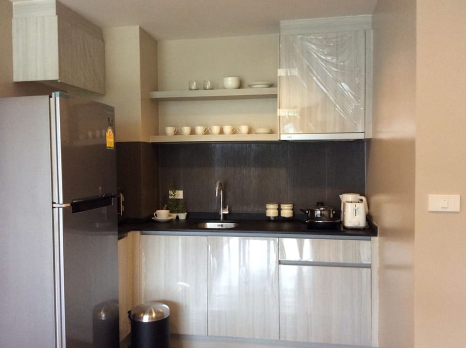 2 Bedroom Apartment | Private kitchenette | Full-size fridge, microwave, stovetop, coffee/tea maker
