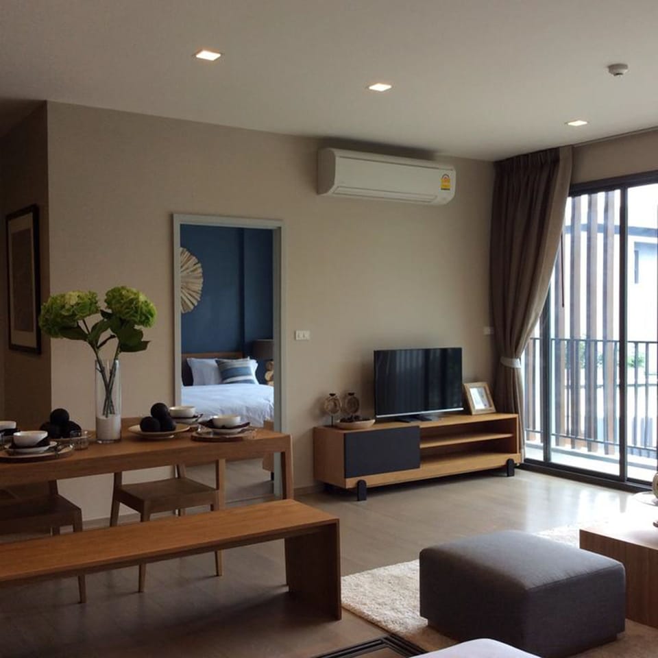 2 Bedroom Apartment | Living room | Flat-screen TV
