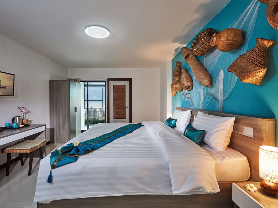 Deluxe Room, 1 King Bed | In-room safe, soundproofing, rollaway beds, free WiFi