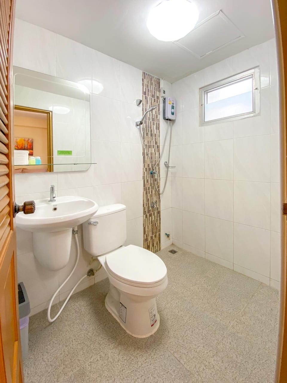 Shower, free toiletries, hair dryer, towels