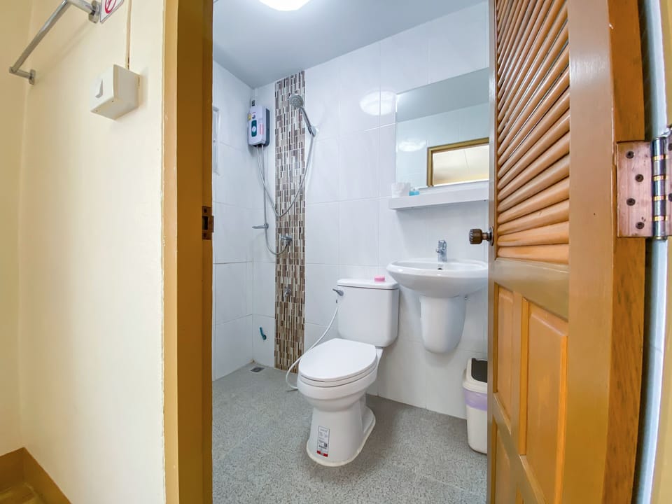 Double Room, 1 Double Bed | Bathroom | Shower, free toiletries, hair dryer, towels