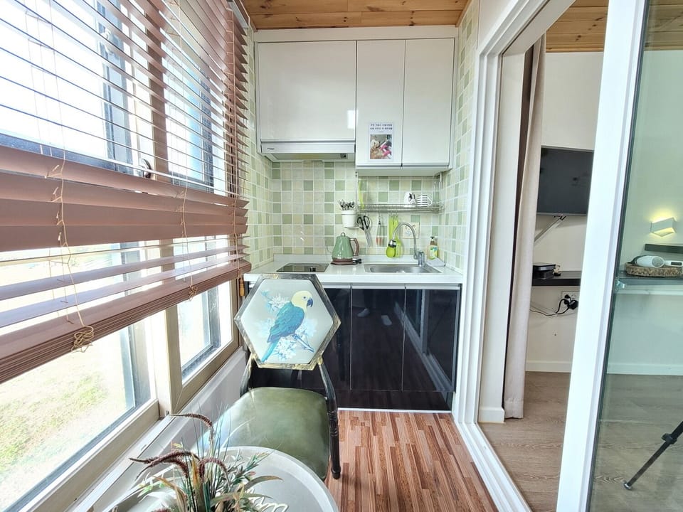 Room (Korean Ondol) | Private kitchen | Full-size fridge, microwave, stovetop, rice cooker