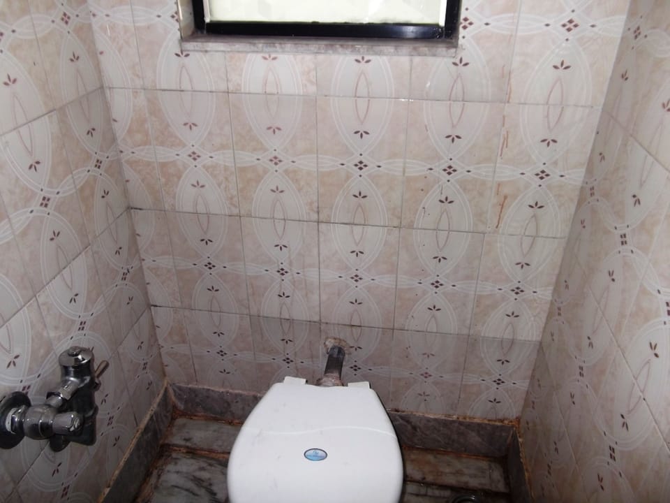 Executive Room | Bathroom | Shower, free toiletries