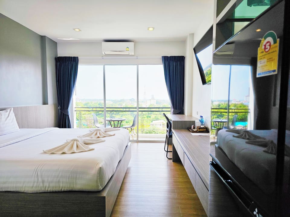 Deluxe Room | Individually decorated, desk, blackout drapes, free WiFi