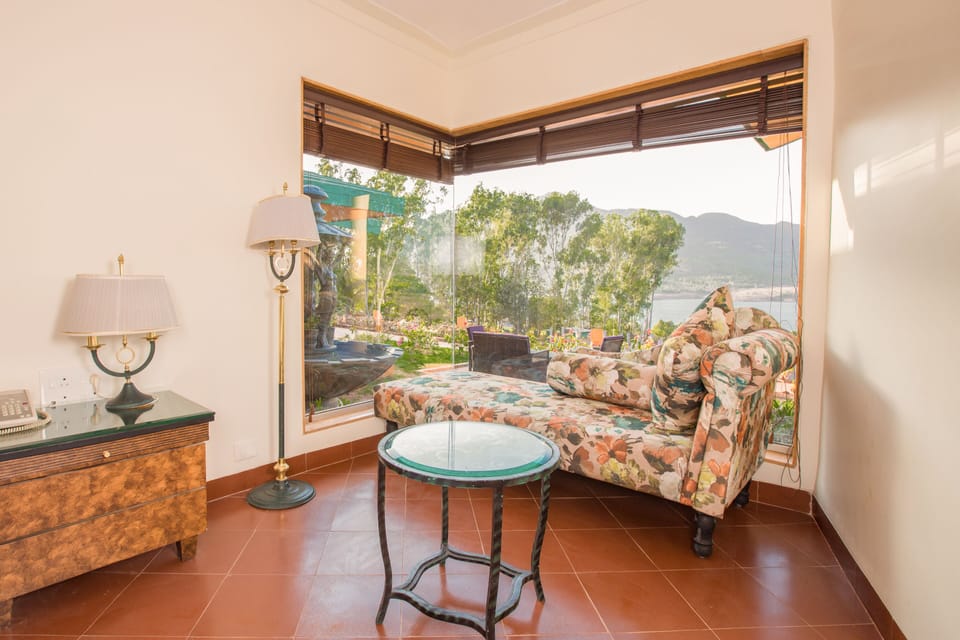Panoramic Room, Lake View | Minibar, in-room safe, desk, blackout drapes