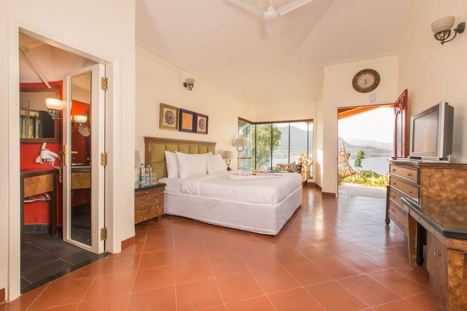 Panoramic Room, Lake View | Minibar, in-room safe, desk, blackout drapes