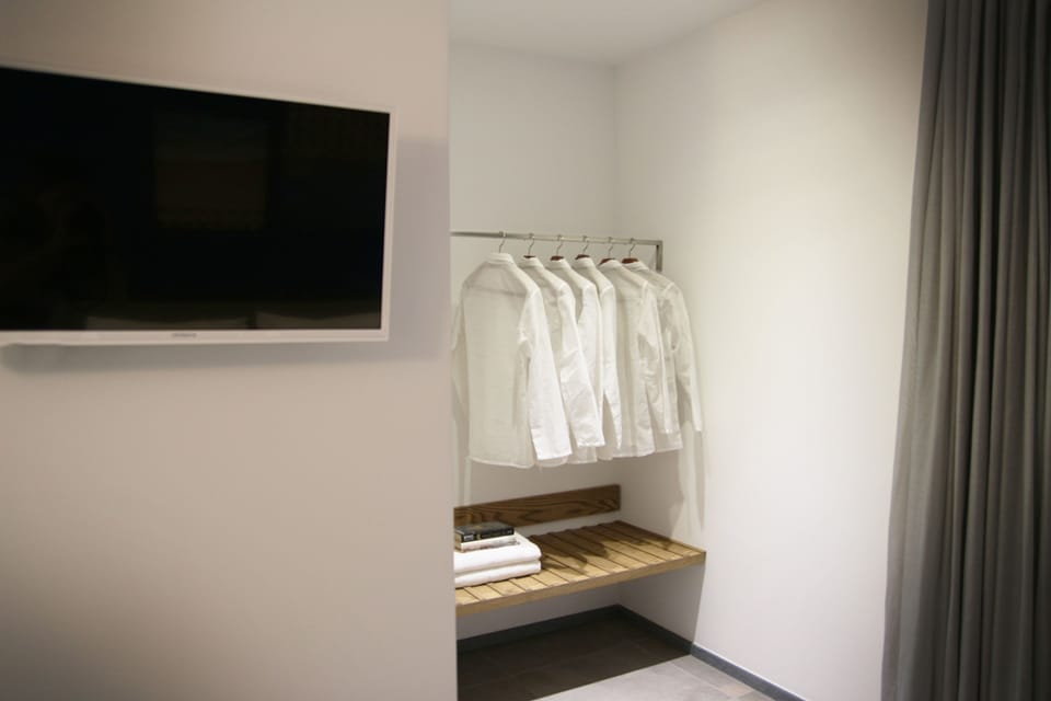 Deluxe Room, Kitchen | Room amenity
