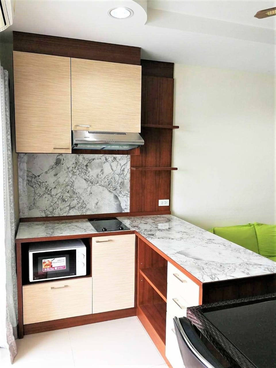 Deluxe Suite, 1 Bedroom, City View | Private kitchenette | Fridge