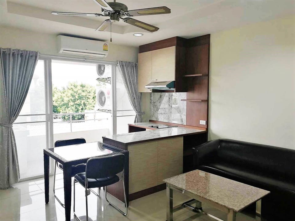 Deluxe Suite, 1 Bedroom, City View | Terrace/patio
