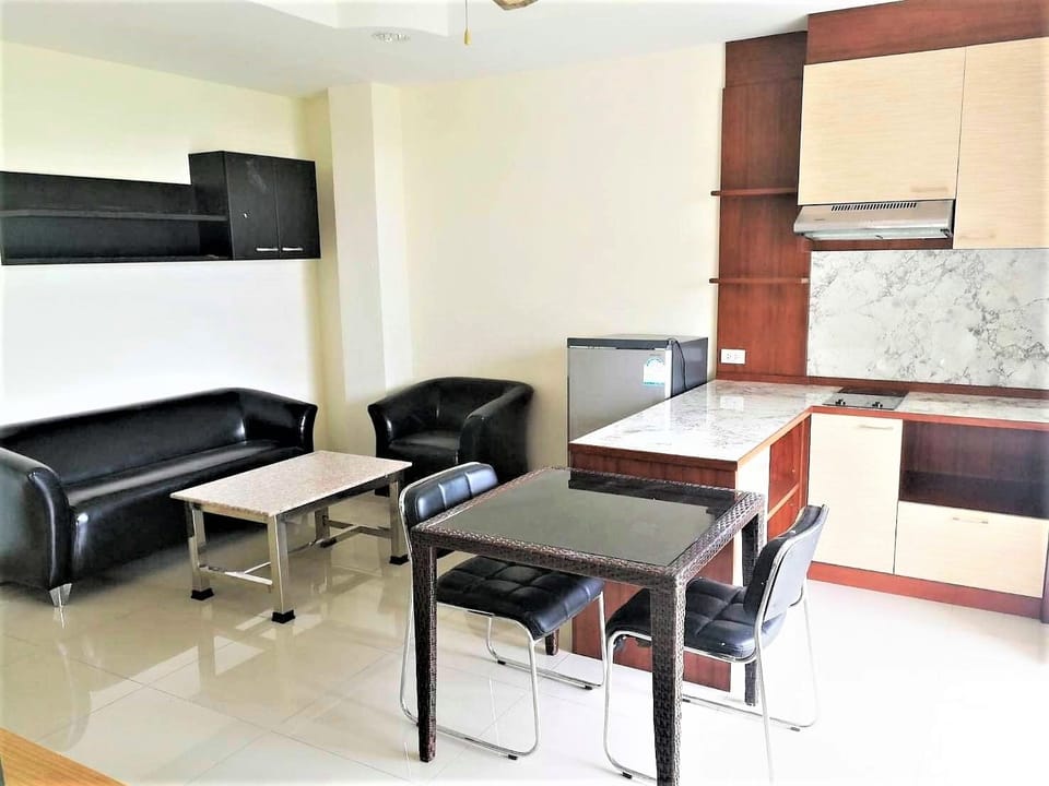 Deluxe Suite, 1 Bedroom, City View | In-room dining