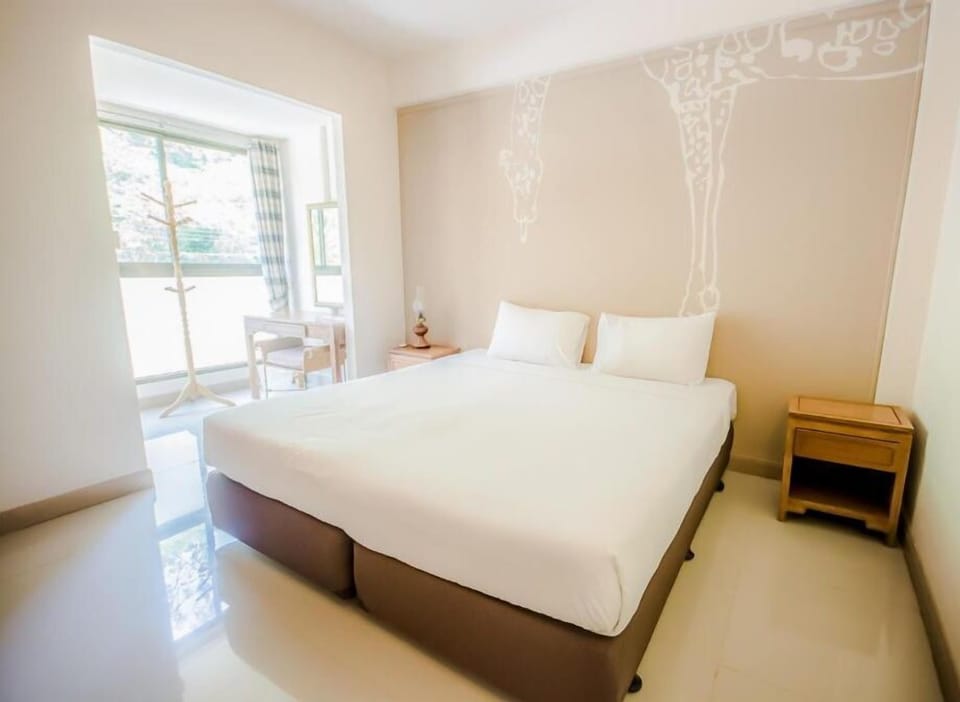 Blackout drapes, rollaway beds, free WiFi