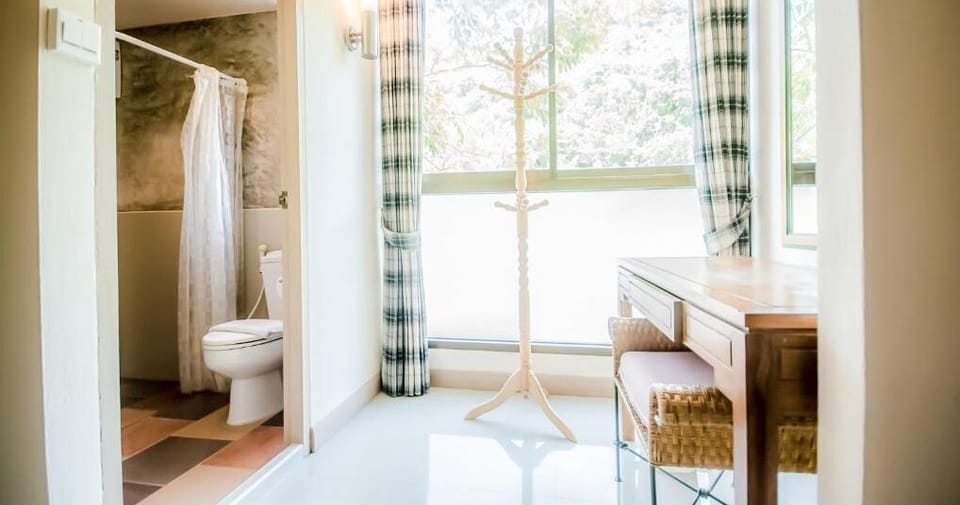 Shower, free toiletries, towels