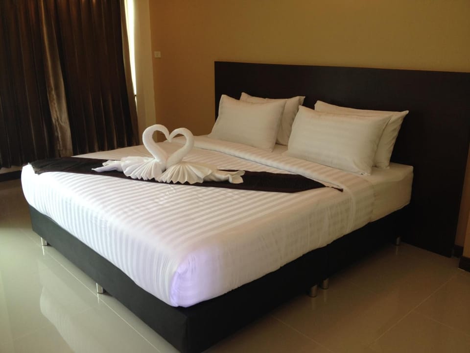 Egyptian cotton sheets, premium bedding, Select Comfort beds, desk