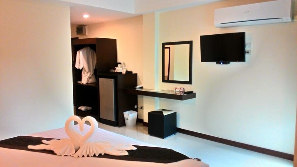 Egyptian cotton sheets, premium bedding, Select Comfort beds, desk