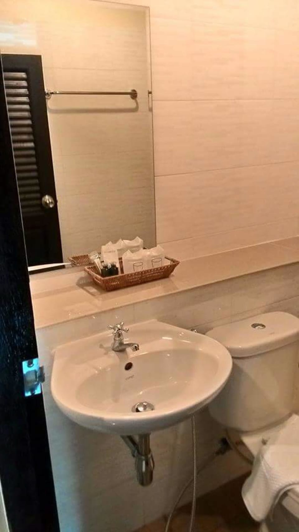 Bathroom sink