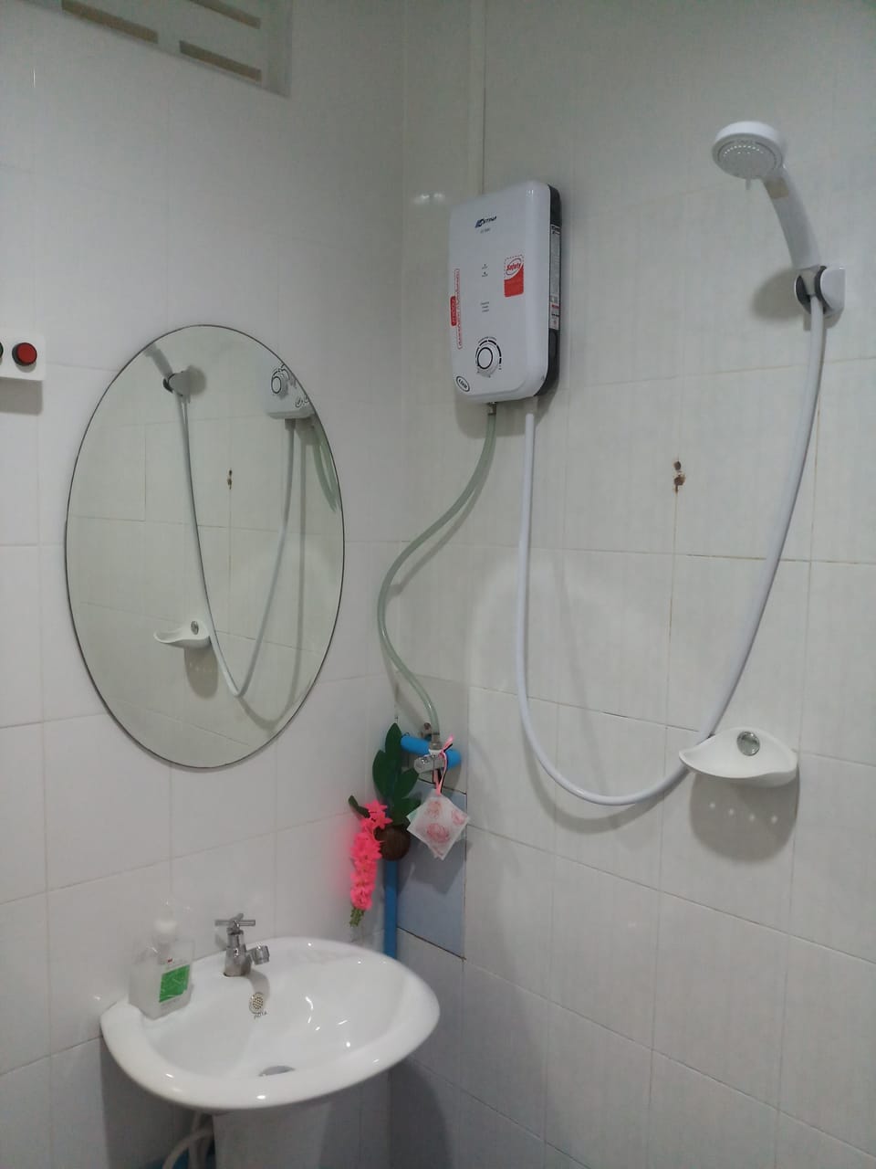 Single Room | Bathroom | Shower, free toiletries, hair dryer, towels