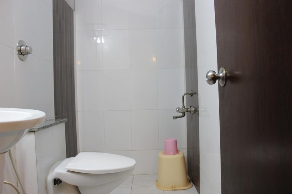 Shower, free toiletries, towels