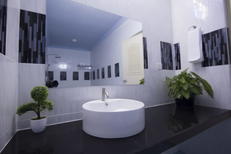 Deluxe Double or Twin Room, Balcony, Garden View | Bathroom sink