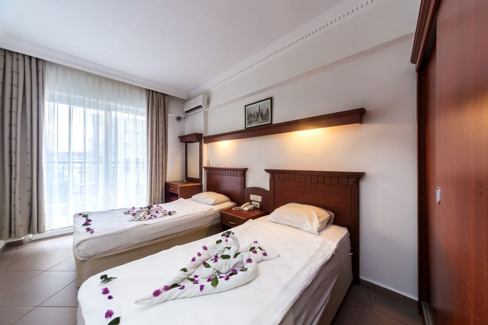 Minibar, in-room safe, desk, WiFi (surcharge)
