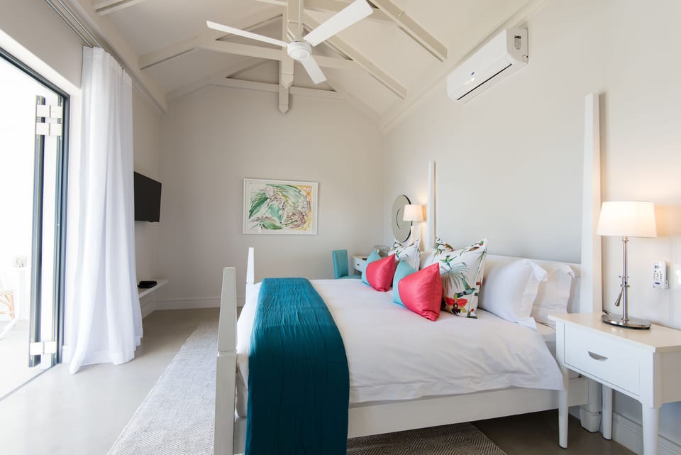 Luxury Suite, Garden Area | 1 bedroom, minibar, in-room safe, individually decorated